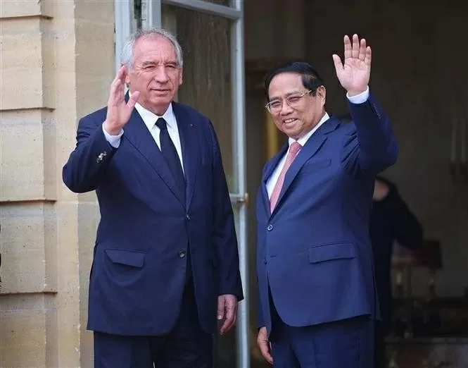 Prime Minister Pham Minh Chinh and French Prime Minister Francois Bayrou hold talks in Paris