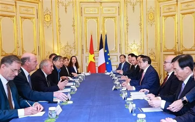 Prime Minister Pham Minh Chinh and French Prime Minister Francois Bayrou hold talks in Paris