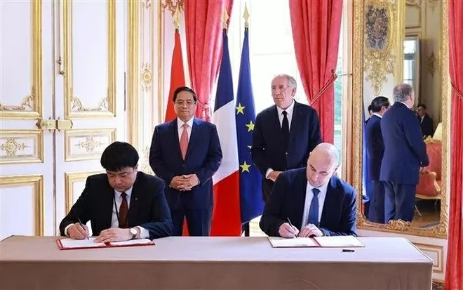 Prime Minister Pham Minh Chinh and French Prime Minister Francois Bayrou hold talks in Paris