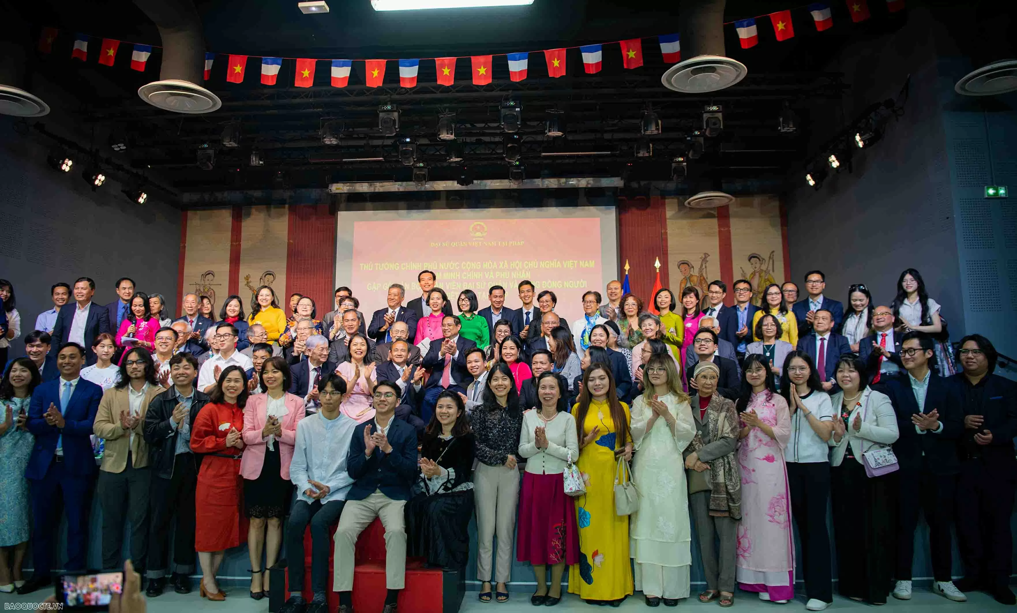 Thủ tướng Phạm Minh Chính gặp gỡ cộng đồng người Việt Nam tại Pháp Thủ tướng Phạm Minh Chính gặp gỡ cộng đồng người Việt Nam tại Pháp