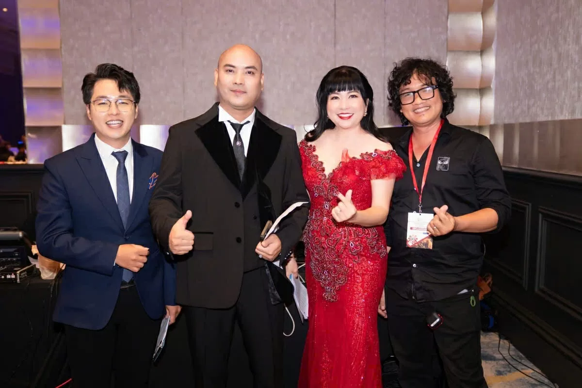 Danh ca Ngọc Sơn song ca với A Tuân ở Thái Lan