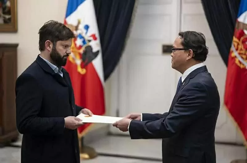 Ambassador Nguyen Viet Cuong presents his credentials to the President of Chile