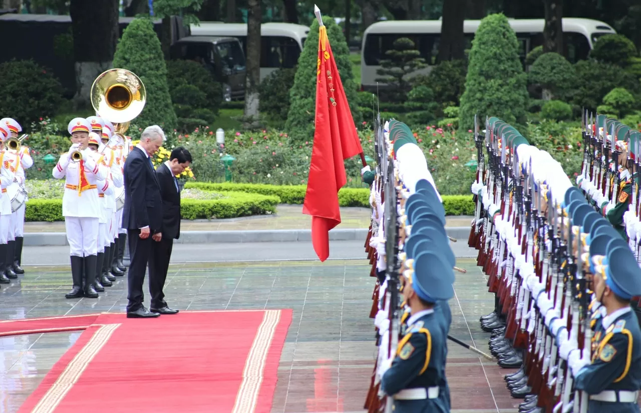Sau nghi thức chào mừng, Chủ tịch nước Lương Cường và Tổng thống Gitanas Nauseda rời bục, cúi chào Quân kỳ, duyệt Đội danh dự Quân đội nhân dân Việt Nam và giới thiệu thành phần Đoàn cấp cao hai nước tham dự Lễ đón. (Ảnh: Thành Long)