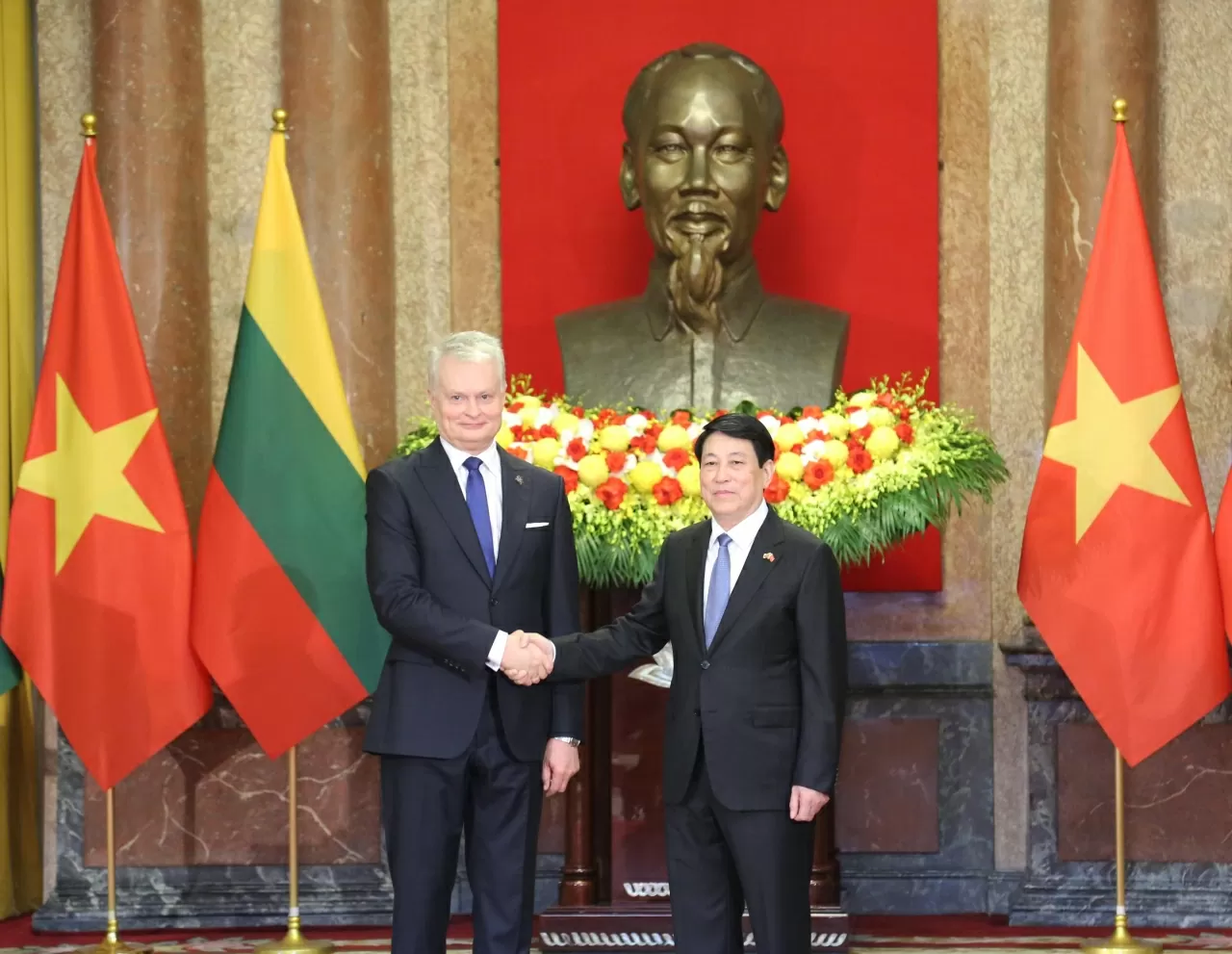 Chủ tịch nước Lương Cường và Tổng thống Gitanas Nauseda chụp ảnh chung trước cuộc Hội đàm. (Ảnh: Thành Long) Chủ tịch nước Lương Cường và Tổng thống Gitanas Nauseda chụp ảnh chung trước cuộc Hội đàm. (Ảnh: Thành Long)