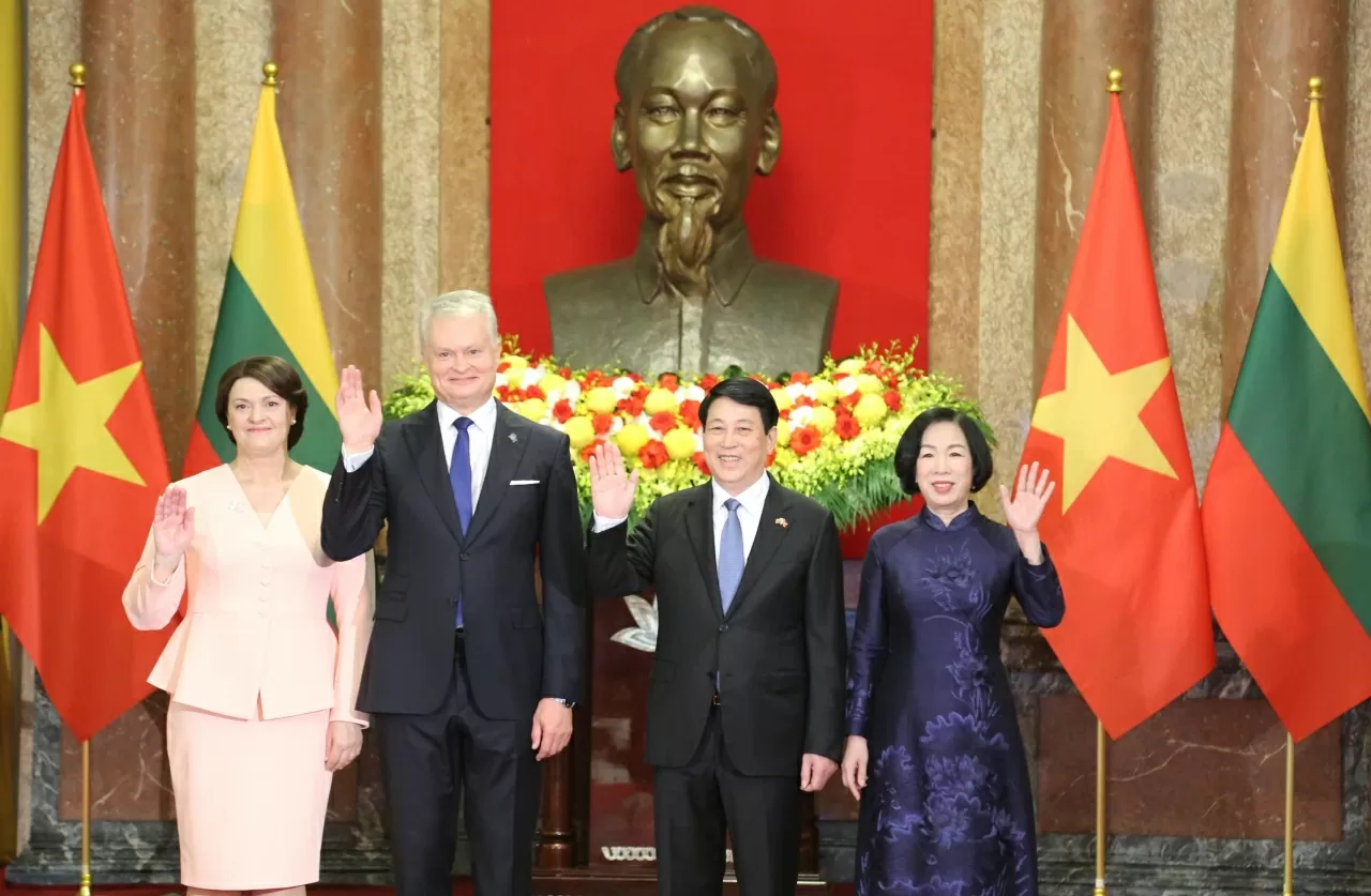 Chủ tịch nước Lương Cường và Tổng thống Gitanas Nauseda chụp ảnh chung cùng phu nhân. (Ảnh: Thành Long) Chủ tịch nước Lương Cường và Tổng thống Gitanas Nauseda chụp ảnh chung cùng phu nhân. (Ảnh: Thành Long)