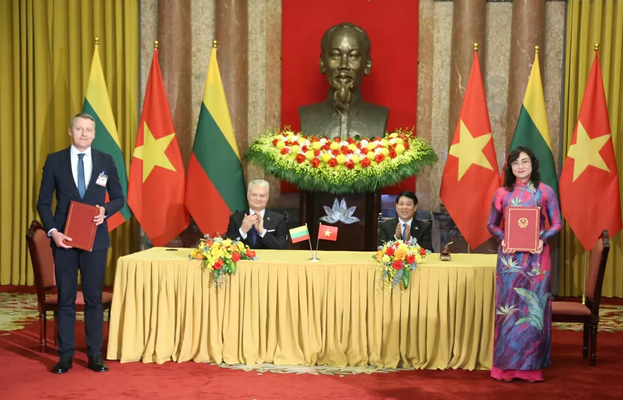 Chủ tịch nước Lương Cường nhiệt và Tổng thống Lithuania Gitanas Nauseda chứng kiến Bản ghi nhớ giữa Bộ Công Thương nước CHXHCN Việt Nam và Bộ Năng lượng nước CH Litva về hợp tác trong lĩnh vực năng lượng. (Ảnh: Thành Long) Chủ tịch nước Lương Cường nhiệt và Tổng thống Lithuania Gitanas Nauseda chứng kiến Bản ghi nhớ giữa Bộ Công Thương nước CHXHCN Việt Nam và Bộ Năng lượng nước CH Litva về hợp tác trong lĩnh vực năng lượng. (Ảnh: Thành Long)