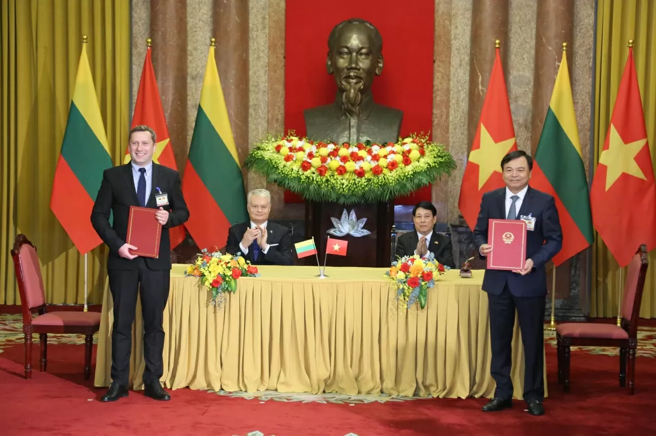 Chủ tịch nước Lương Cường nhiệt và Tổng thống Lithuania Gitanas Nauseda chứng kiến Bản ghi nhớ về hợp tác trong lĩnh vực nông nghiệp giữa Bộ Nông nghiệp và Môi trường nước CHXHCN Việt Nam và Bộ Nông nghiệp nước CH Litva. (Ảnh: Thành Long) Chủ tịch nước Lương Cường nhiệt và Tổng thống Lithuania Gitanas Nauseda chứng kiến Bản ghi nhớ về hợp tác trong lĩnh vực nông nghiệp giữa Bộ Nông nghiệp và Môi trường nước CHXHCN Việt Nam và Bộ Nông nghiệp nước CH Litva. (Ảnh: Thành Long)