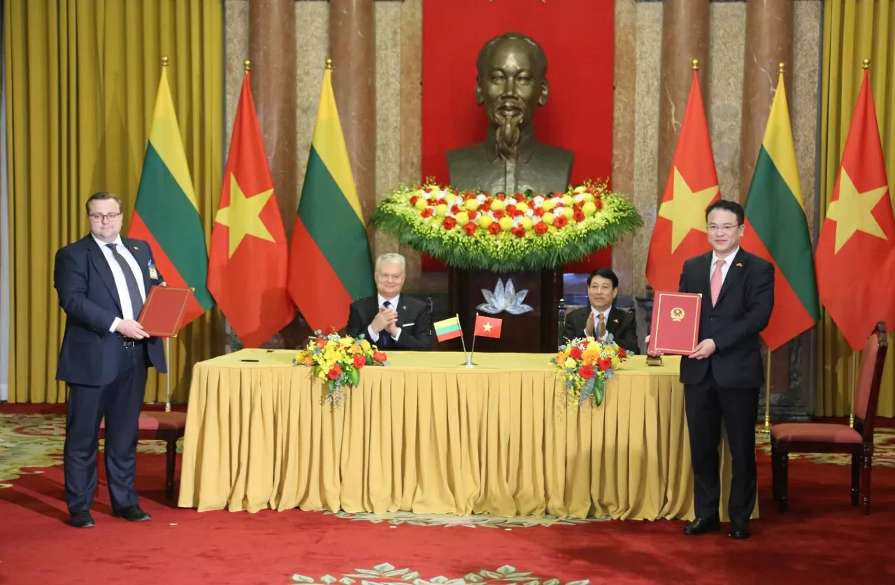 Chủ tịch nước Lương Cường nhiệt và Tổng thống Lithuania Gitanas Nauseda chứng kiến Ý định thư giữa Bộ Tài chính nước CHXHCN Việt Nam và Bộ Tài chính nước CH Litva. (Ảnh: Thành Long) Chủ tịch nước Lương Cường nhiệt và Tổng thống Lithuania Gitanas Nauseda chứng kiến Ý định thư giữa Bộ Tài chính nước CHXHCN Việt Nam và Bộ Tài chính nước CH Litva. (Ảnh: Thành Long)