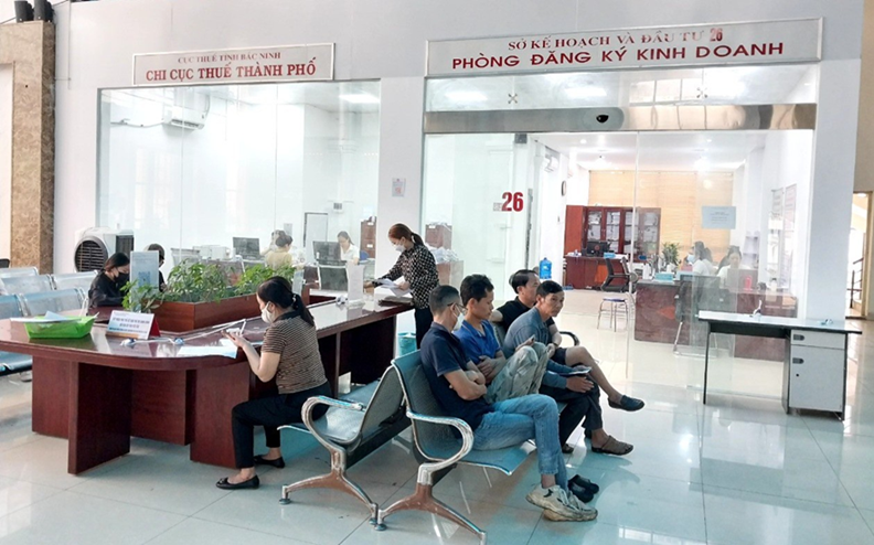 Người dân tham gia giải quyết thủ tục hành chính tại Trung tâm Hành chính công tỉnh Bắc Ninh. (Nguppfn