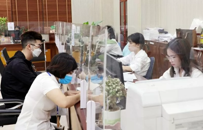 Người dân và doanh nghiệp thực hiện thủ tục hành chính tại Trung tâm Hành chính công tỉnh Bắc Ninh. (Nguồn: VGP)