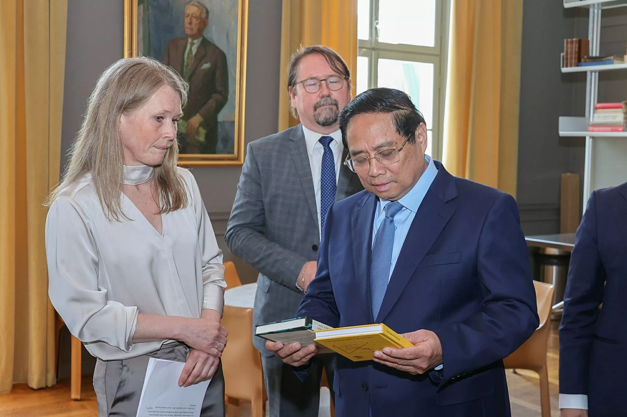 Lãnh đạo Đại học Kinh tế Stockholm tặng sách cho Thủ tướng - Ảnh: VGP/Nhật Bắc