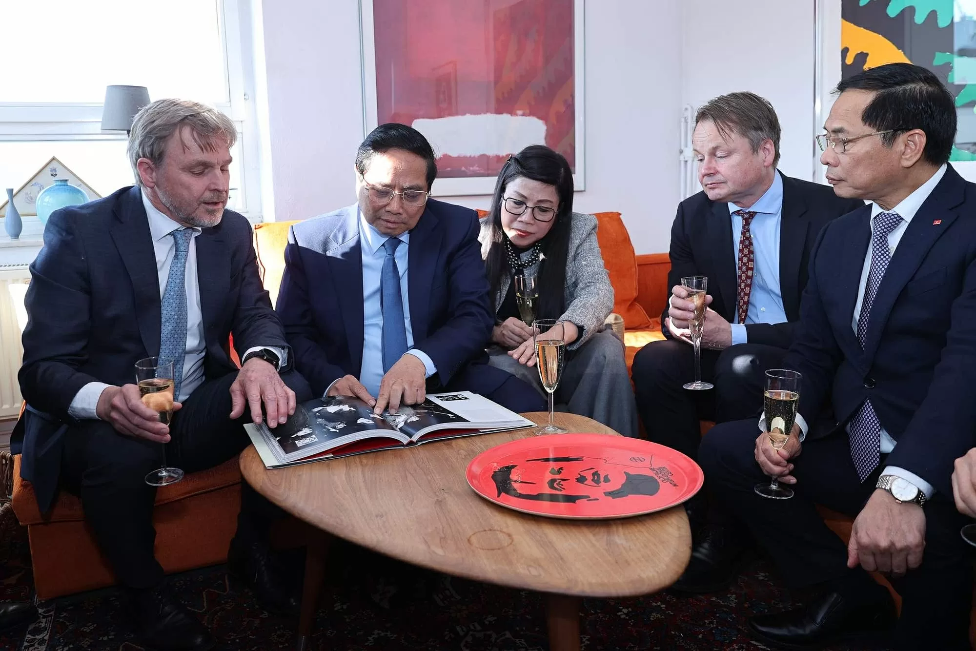 Prime Minister Pham Minh Chinh visits family of late Swedish Prime Minister Olof Palme