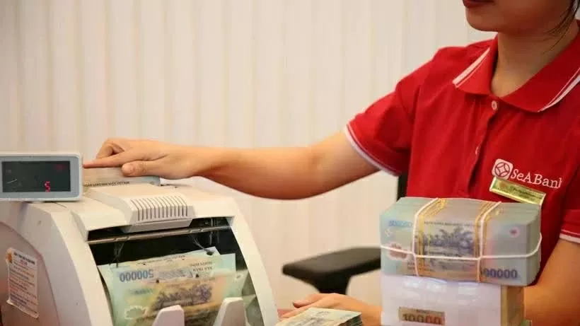Reference exchange rate at 24,975 VND on June 13, falls 15 VND