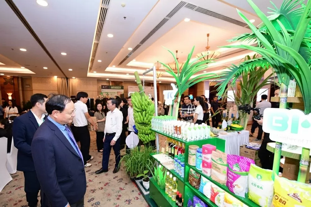 Ông Lê Minh Ngân - Thứ trưởng Bộ Nông nghiệp và Môi trường tìm hiểu các sản phẩm nông nghiệp tuần hoàn tại gian hàng của AgriS. Nguồn ảnh: Báo Tuổi trẻ.