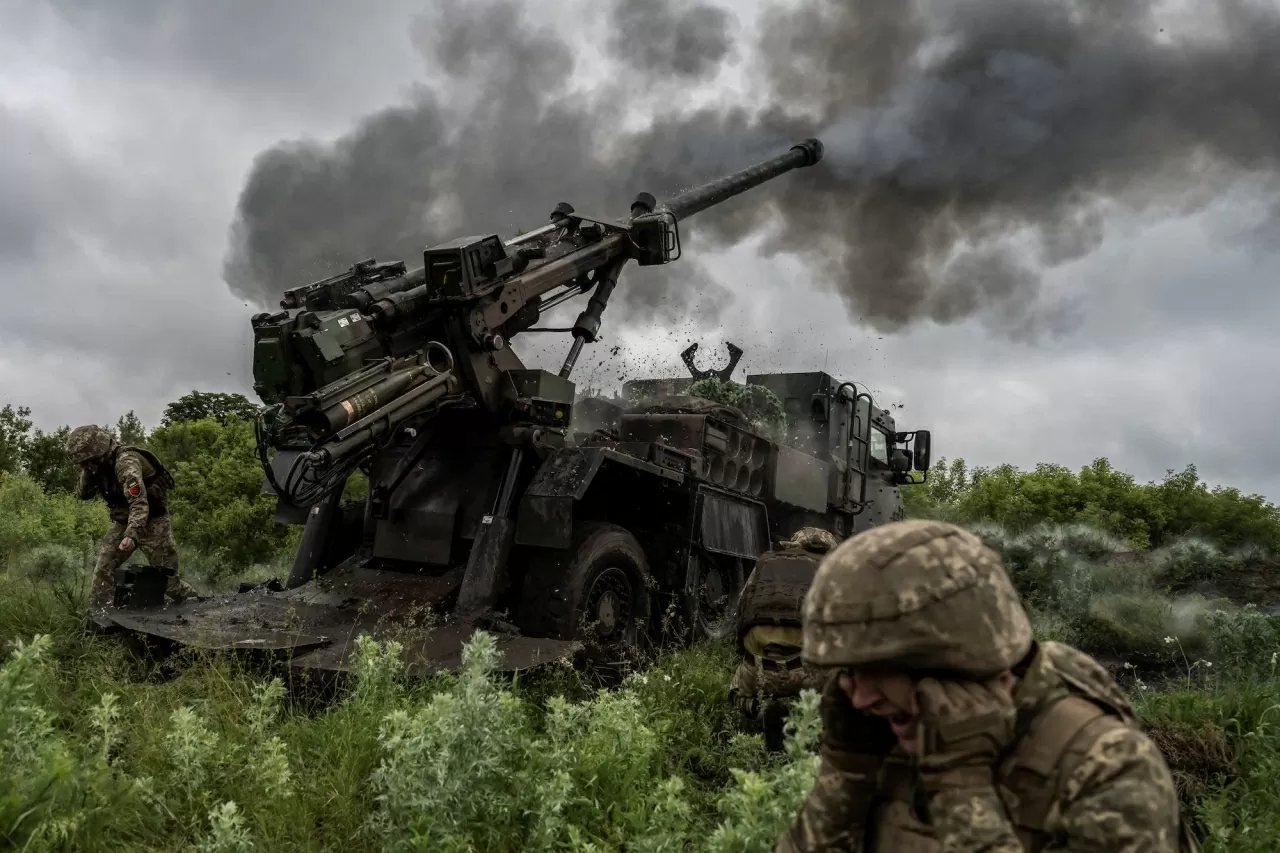 Binh sĩ Ukraine sử dụng pháo tự hành Caesar trong xung đột với Nga. (Nguồn: Reuters)