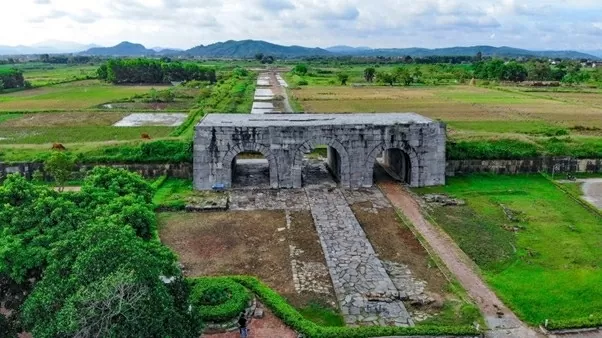 Cổng thành phía Nam Thành nhà Hồ với ba vòm đá lớn, bao quanh là cánh đồng lúa xanh mướt, tạo nên khung cảnh hùng vĩ và thanh bình. (Nguồn: Trung tâm Bảo tồn Di sản Thành nhà Hồ) Cổng thành phía Nam Thành nhà Hồ với ba vòm đá lớn, bao quanh là cánh đồng lúa xanh mướt, tạo nên khung cảnh hùng vĩ và thanh bình. (Nguồn: Trung tâm Bảo tồn Di sản Thành nhà Hồ)