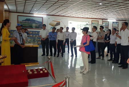 Hướng dẫn viên giới thiệu giá trị các di vật phát hiện trong không gian văn hóa Tây Đô tới du khách. (Nguồn: TTXVN) Hướng dẫn viên giới thiệu giá trị các di vật phát hiện trong không gian văn hóa Tây Đô tới du khách. (Nguồn: TTXVN)