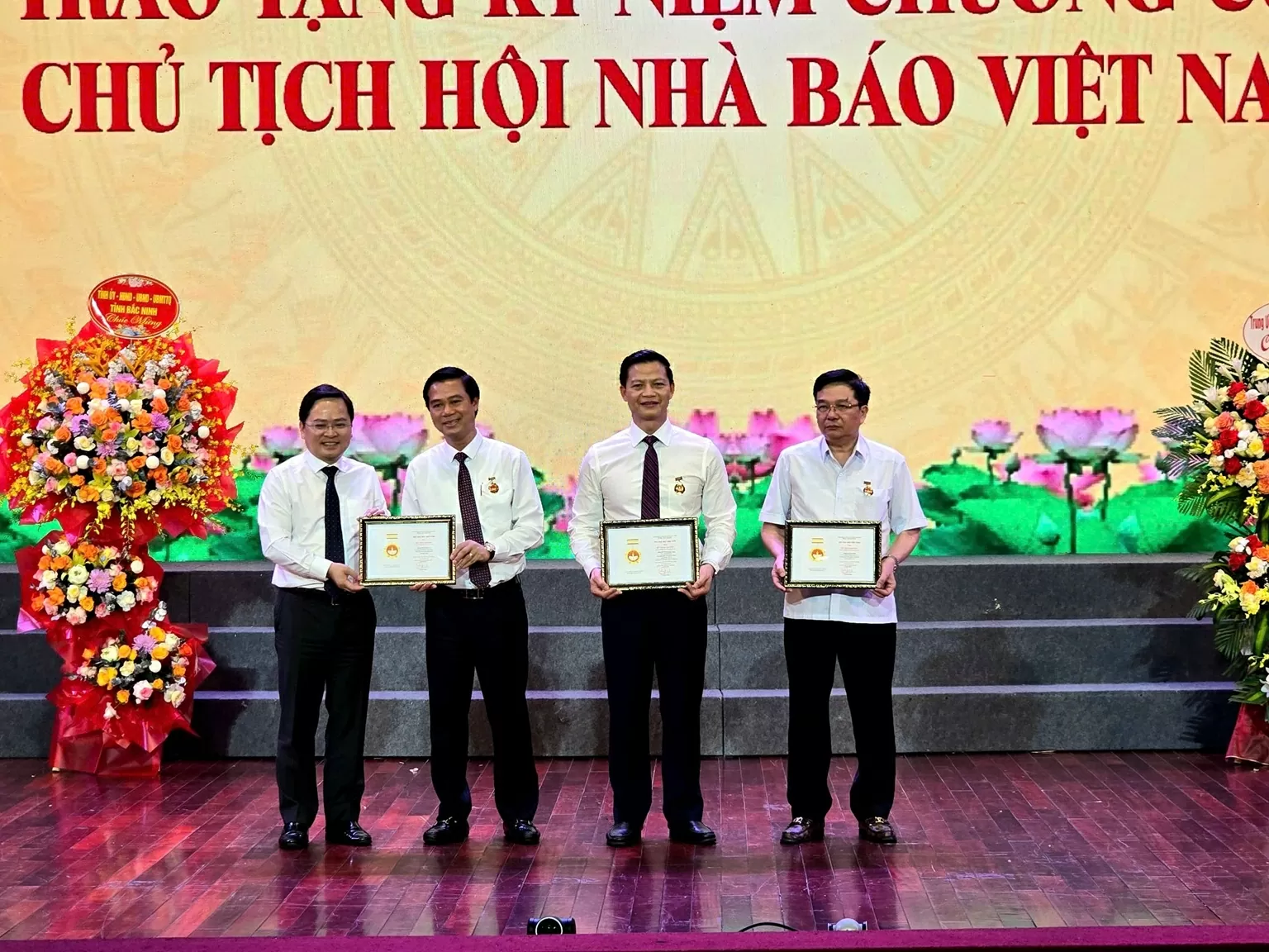 Lãnh đạo tỉnh Bắc Ninh nhận kỷ niệm chương của Hội Nhà báo Việt Nam.