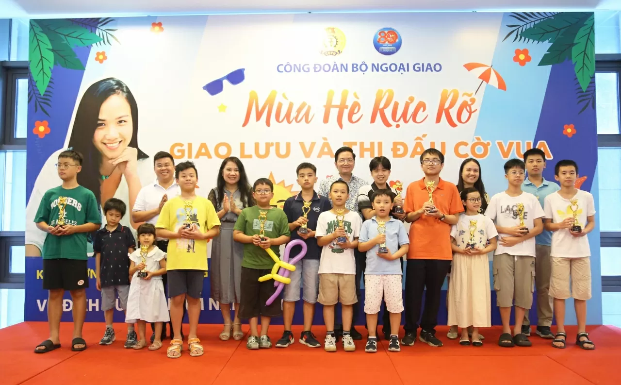 10 cháu nhỏ xuất sắc nhất trong buổi thi đấu cờ vua được Chủ tịch Công đoàn Bộ Đỗ Ngọc Thủy và kiện tướng Lương Phương Hằng giao giải.