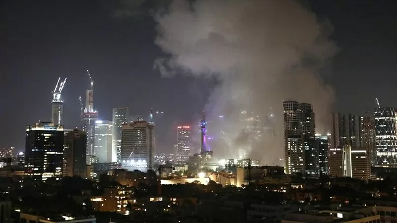 Khói bốc lên sau vụ tấn công bằng tên lửa của Iran nhằm vào Tel Aviv, Israel, ngày 13/6/2025. (Ảnh: Tân Hoa xã)