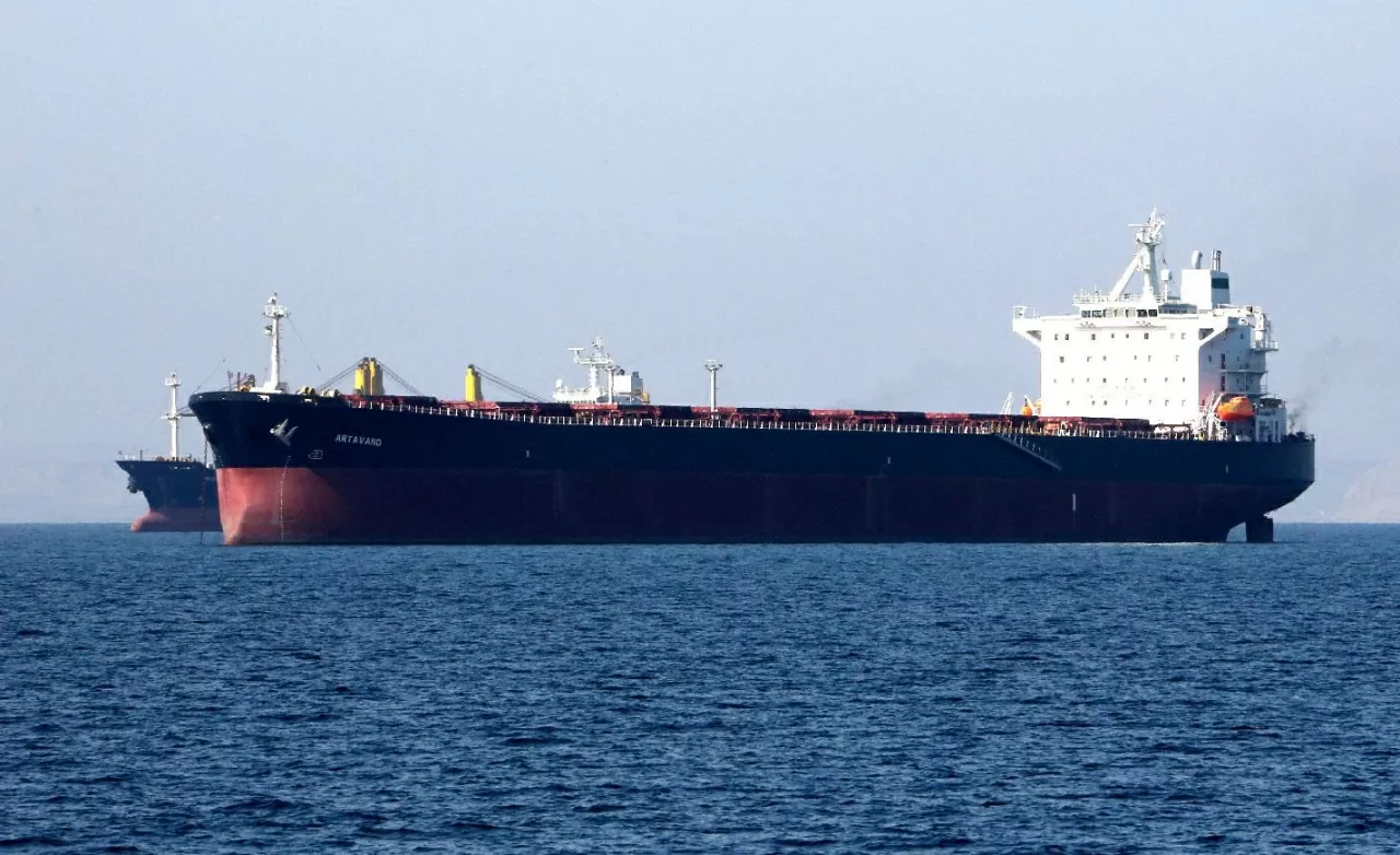 Tàu chở dầu đi qua eo biển Hormuz. (Nguồn: Middle East Online)