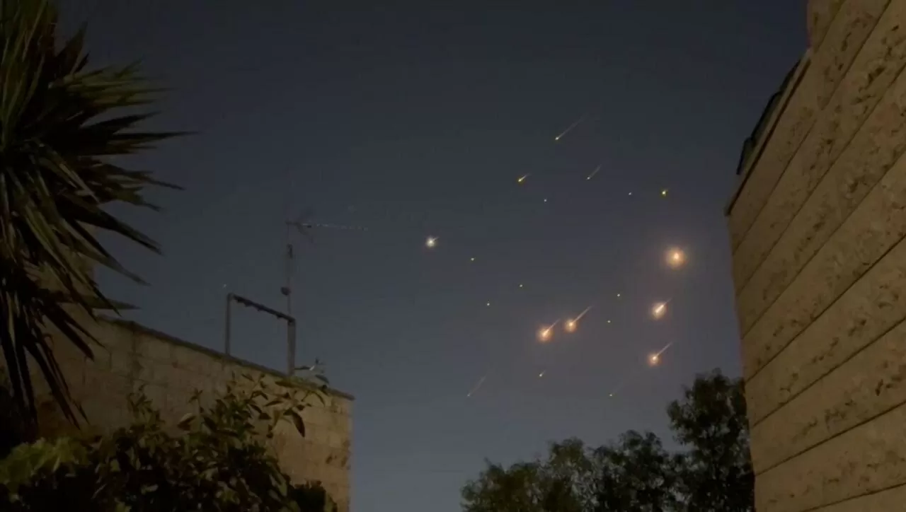 Xung đột Israel-Iran trưa 16/6: Tehran dội mưa tên lửa, Israel đáp trả bằng đòn đánh sở chỉ huy Quds, mặt trận ác liệt trên không gian mạng Xung đột Israel-Iran trưa 16/6: Tehran dội mưa tên lửa, Israel đáp trả bằng đòn đánh sở chỉ huy Quds, mặt trận ác liệt trên không gian mạng