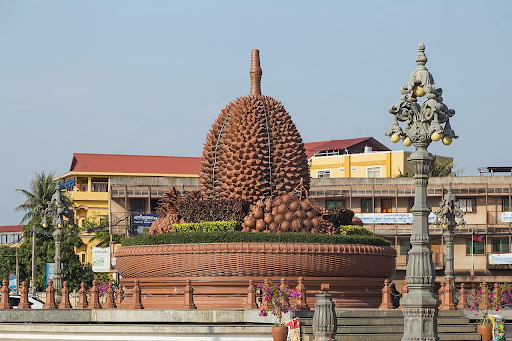 Tượng sầu riêng khổng lồ tại Kampot, Campuchia – biểu tượng nổi bật của vùng nông nghiệp. (Ảnh: Wikimedia Commons)