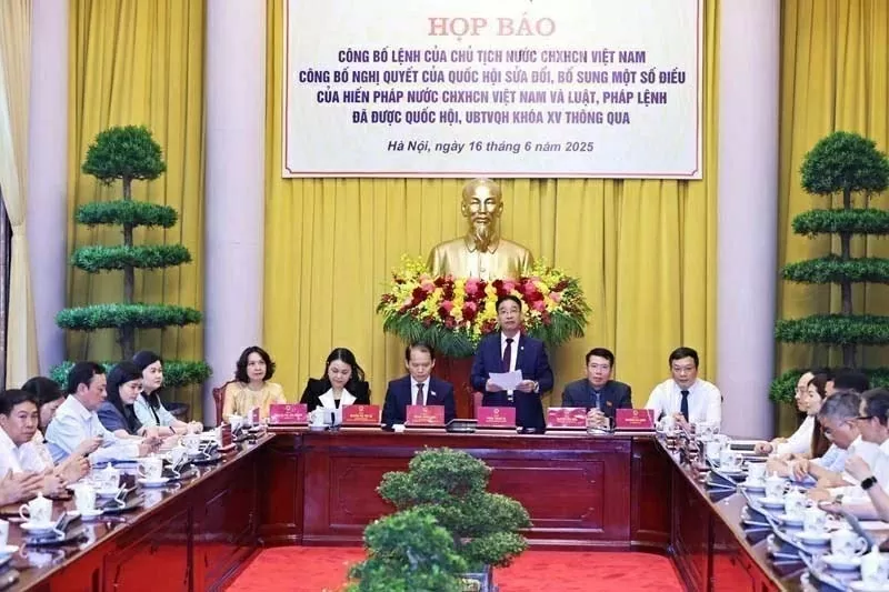 Công bố Lệnh của Chủ tịch nước về Nghị quyết sửa đổi, bổ sung một số điều của Hiến pháp, luật và pháp lệnh Công bố Lệnh của Chủ tịch nước về Nghị quyết sửa đổi, bổ sung một số điều của Hiến pháp, luật và pháp lệnh