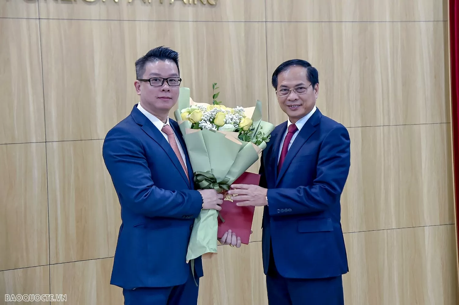 Phó Thủ tướng, Bộ trưởng Ngoại giao Bùi Thanh Sơn trao quyết định bổ nhiệm Tổng lãnh sự Việt Nam tại Nga và Campuchia
