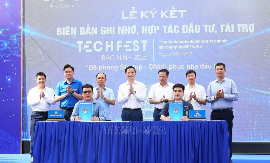 Các đại biểu chứng kiến Lễ ký kết tài trợ cho các dự án. (Nguồn: TTXVN) Các đại biểu chứng kiến Lễ ký kết tài trợ cho các dự án. (Nguồn: TTXVN)