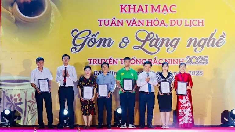 Ban Tổ chức trao chứng nhận tặng các đơn vị tham gia Tuần lễ. (Nguồn: Nhân dân)