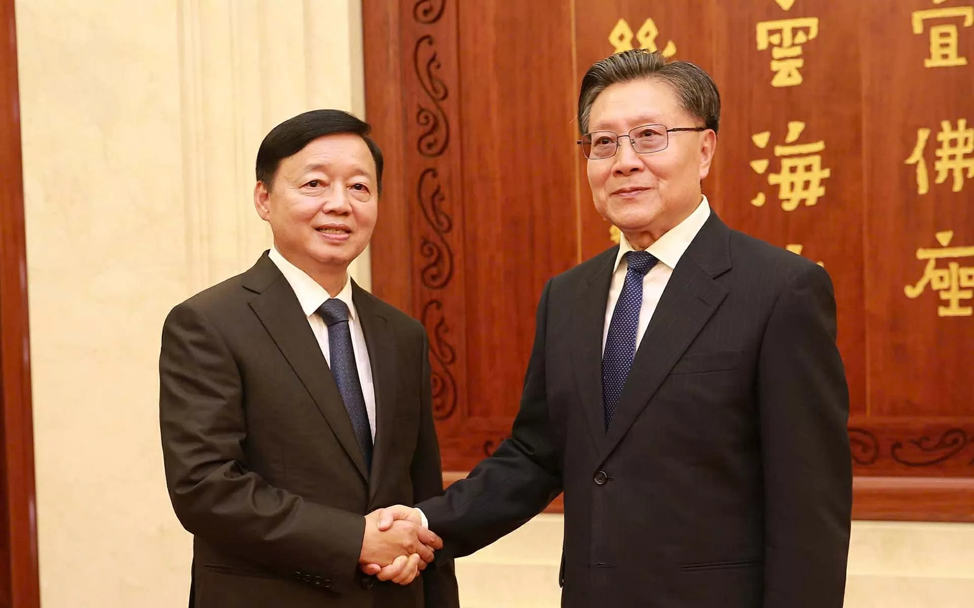 Phó Thủ tướng Trần Hồng Hà hội kiến Phó Ủy viên trưởng Nhân đại toàn quốc Trung Quốc Vương Đông Minh