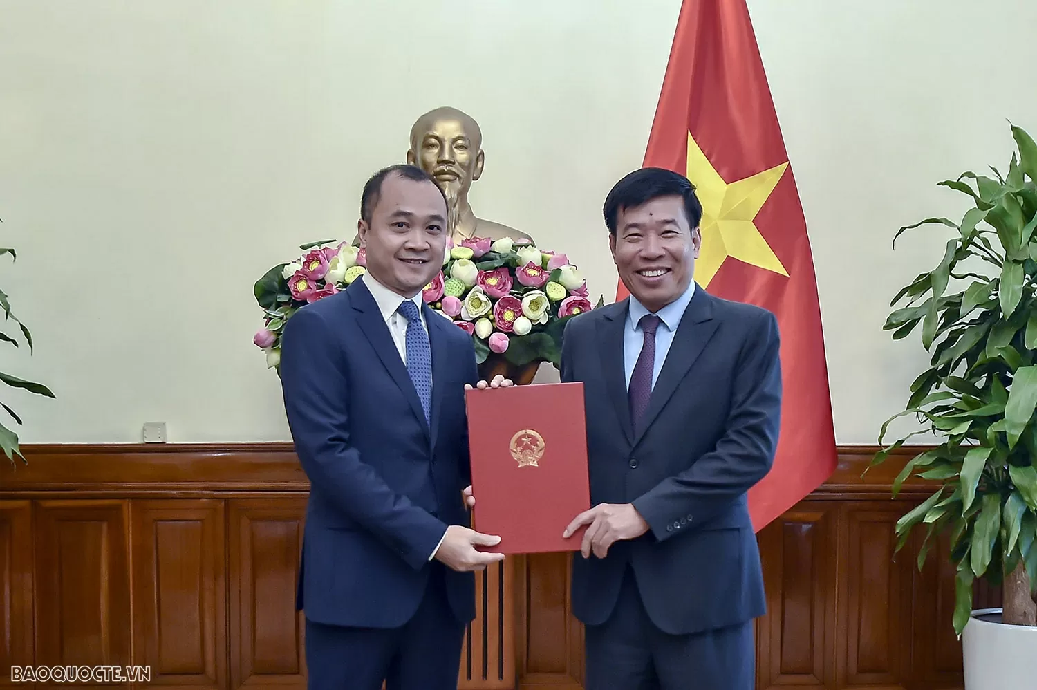 Bộ Ngoại giao trao quyết định bổ nhiệm, điều động cán bộ lãnh đạo, quản lý