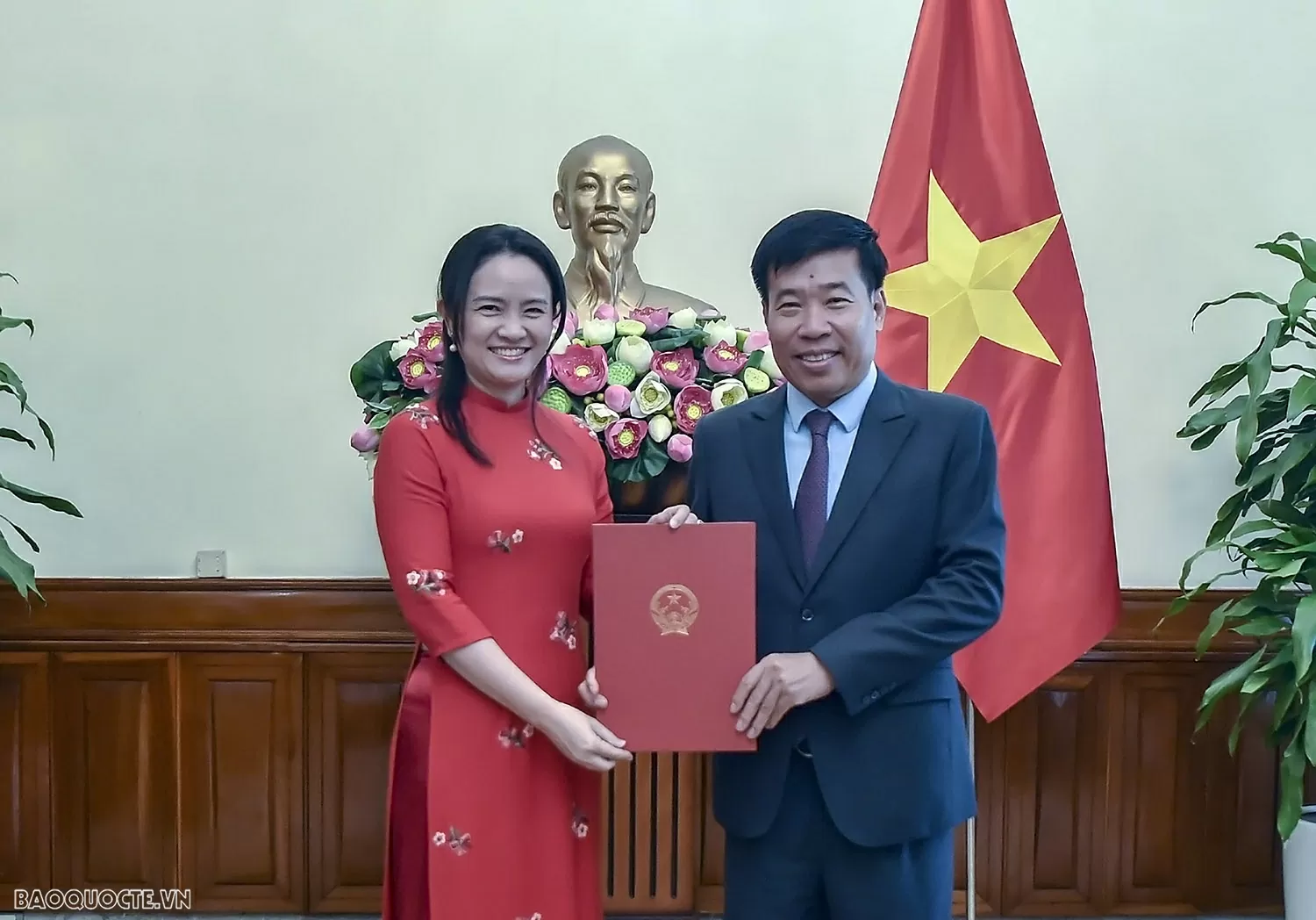 Bộ Ngoại giao trao quyết định bổ nhiệm, điều động cán bộ lãnh đạo, quản lý