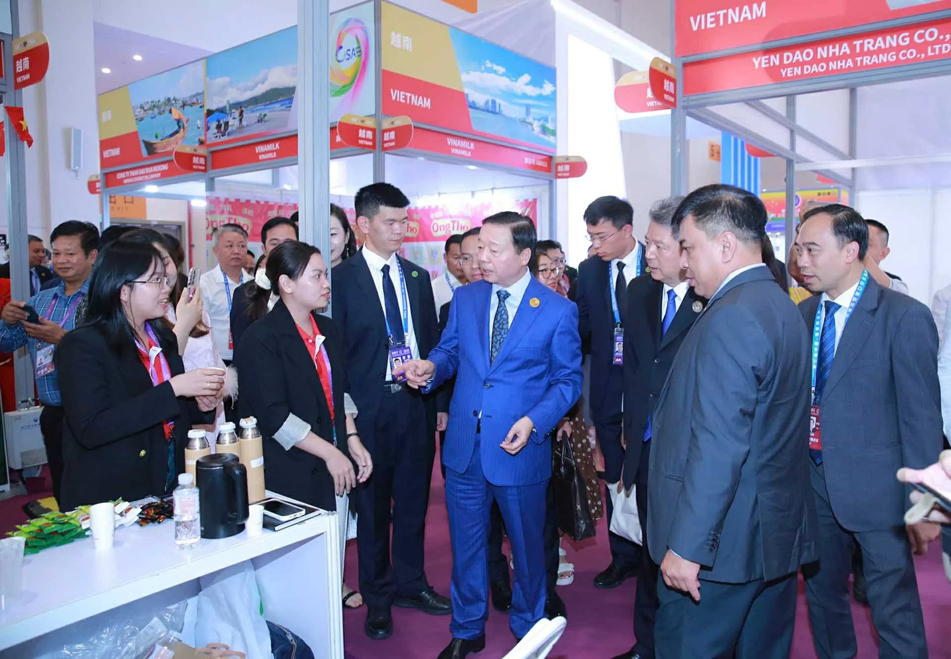Phó Thủ tướng Trần Hồng Hà thăm các gian hàng các mặt hàng thế mạnh của Việt Nam tại hội chợ. (Nguồn: VGP)