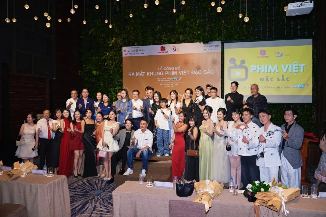 Diễn viên và ekip sản xuất cùng chụp hình kỉ niệm Lễ công bố Khung phim Việt đặc sắc. (Nguồn: BTC)
