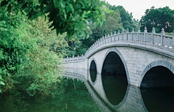 Ở Khu di tích quốc gia đặc biệt Lam kinh có Tiên Loan Kiều thì ở LAMORI có cầu thế kỷ.