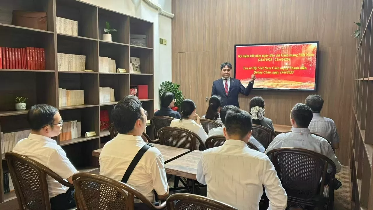 Bí thư chi bộ, Tổng Lãnh sự Nguyễn Việt Dũng phát biểu tại Lễ kỷ niệm. Bí thư chi bộ, Tổng Lãnh sự Nguyễn Việt Dũng phát biểu tại Lễ kỷ niệm.