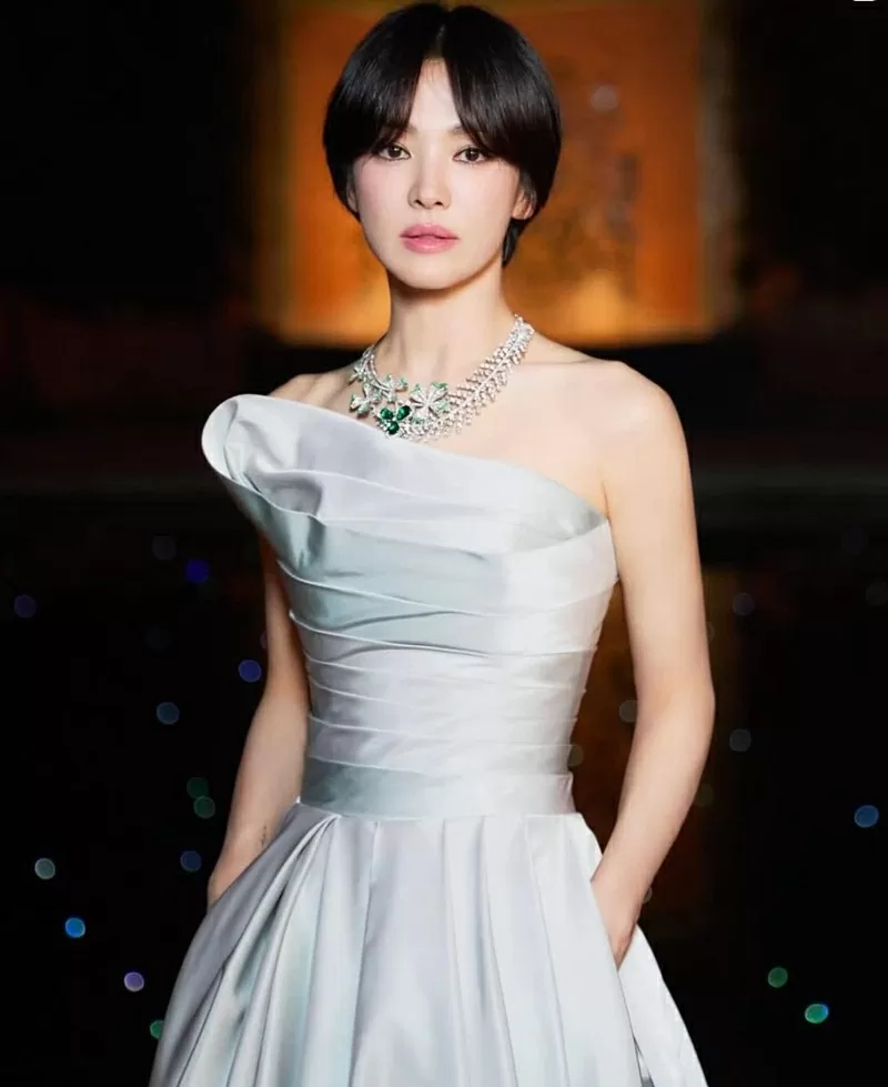 Ngày 20/6, Song Hye Kyo dự sự kiện của Chaumet, với tư cách đại sứ cho một thương hiệu trang sức xa xỉ cao cấp, diễn ra tại Tây Ban Nha.