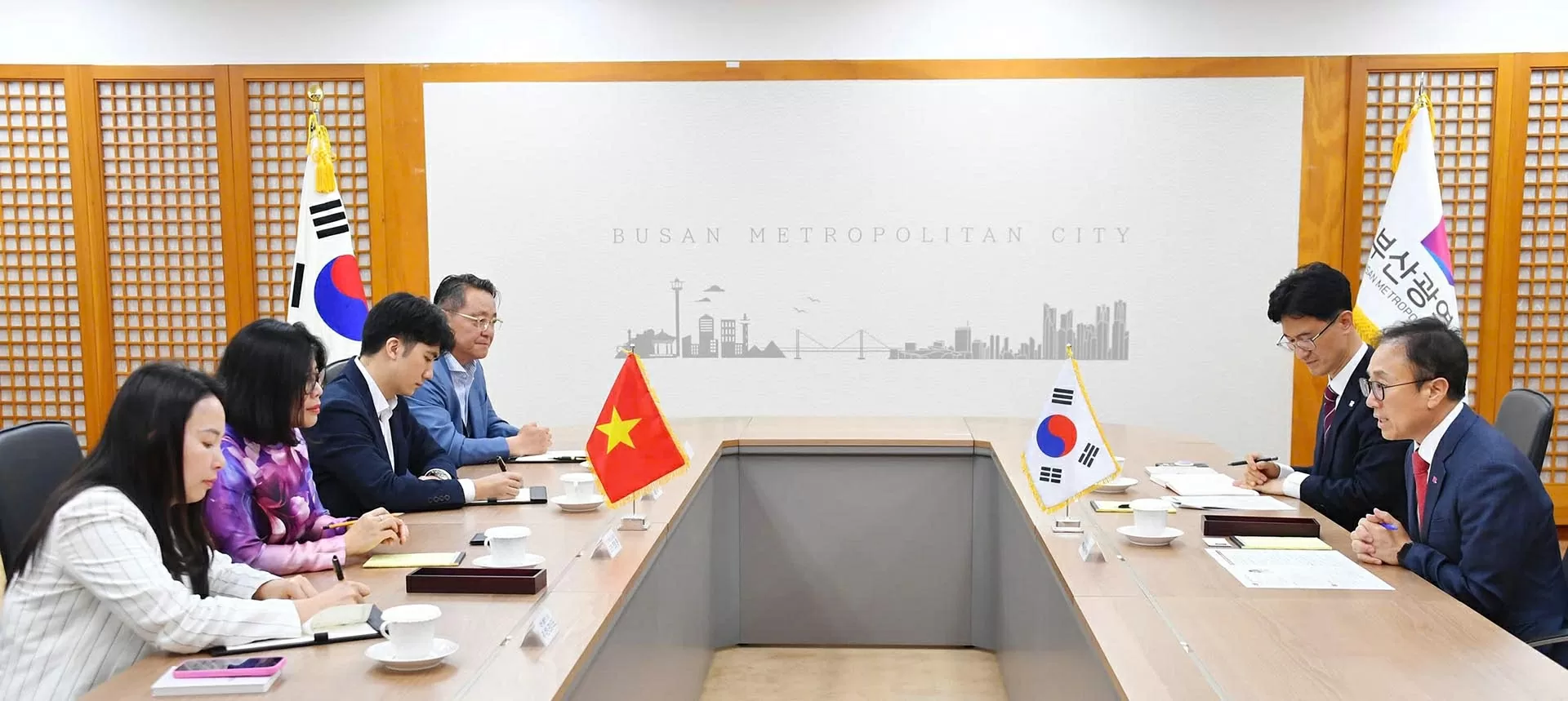 Tổng lãnh sự Đoàn Phương Lan chào Phó Thị trưởng thành phố Busan Kim Gwang Hoe Tổng lãnh sự Đoàn Phương Lan chào Phó Thị trưởng thành phố Busan Kim Gwang Hoe