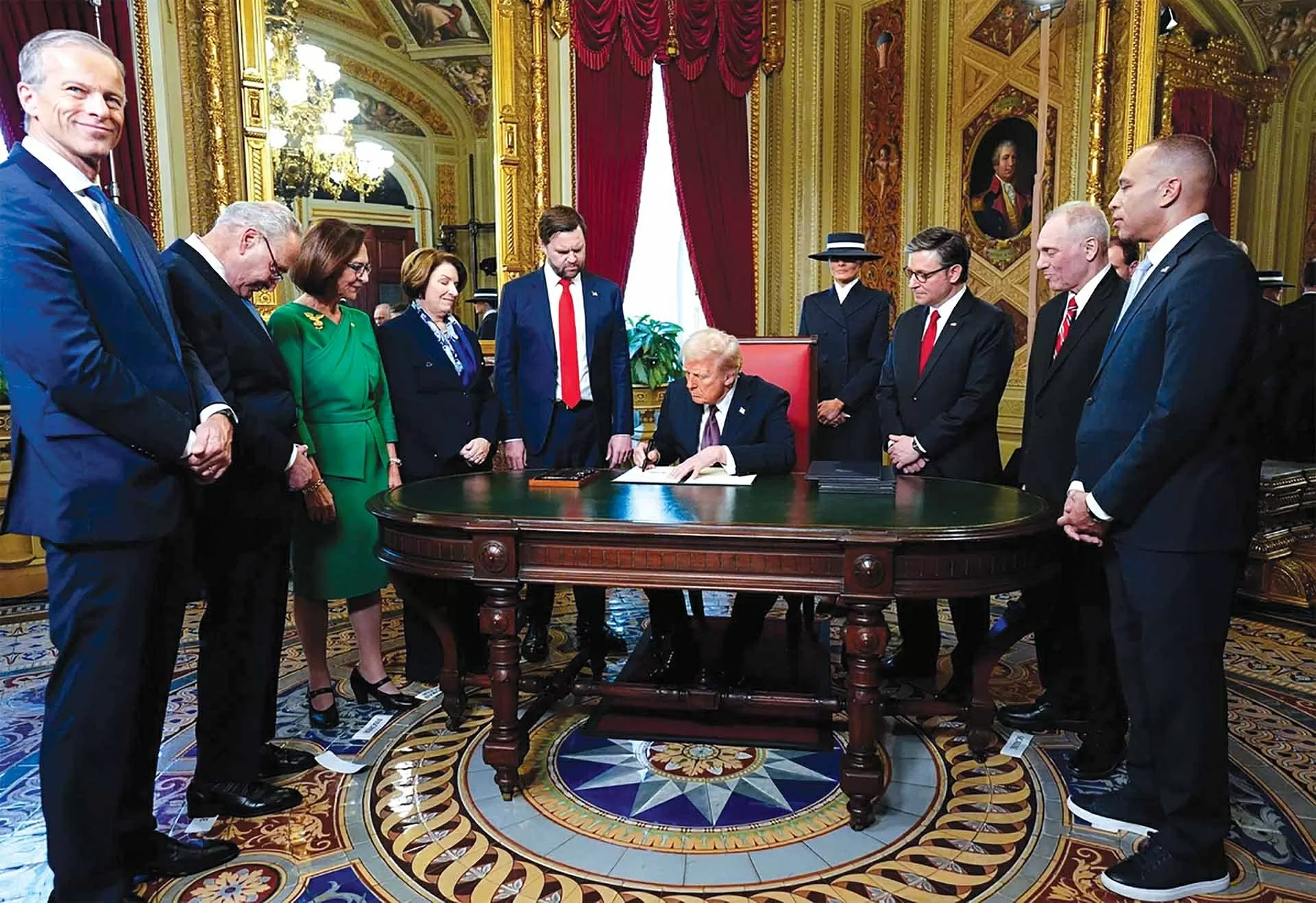 Kỷ Nguyên Trump 2.0: Nửa Đầu 2025 và Những Biến Động Khó Lường Của Toàn Cầu 1 Tổng thống Donald Trump ký sắc lệnh hành pháp