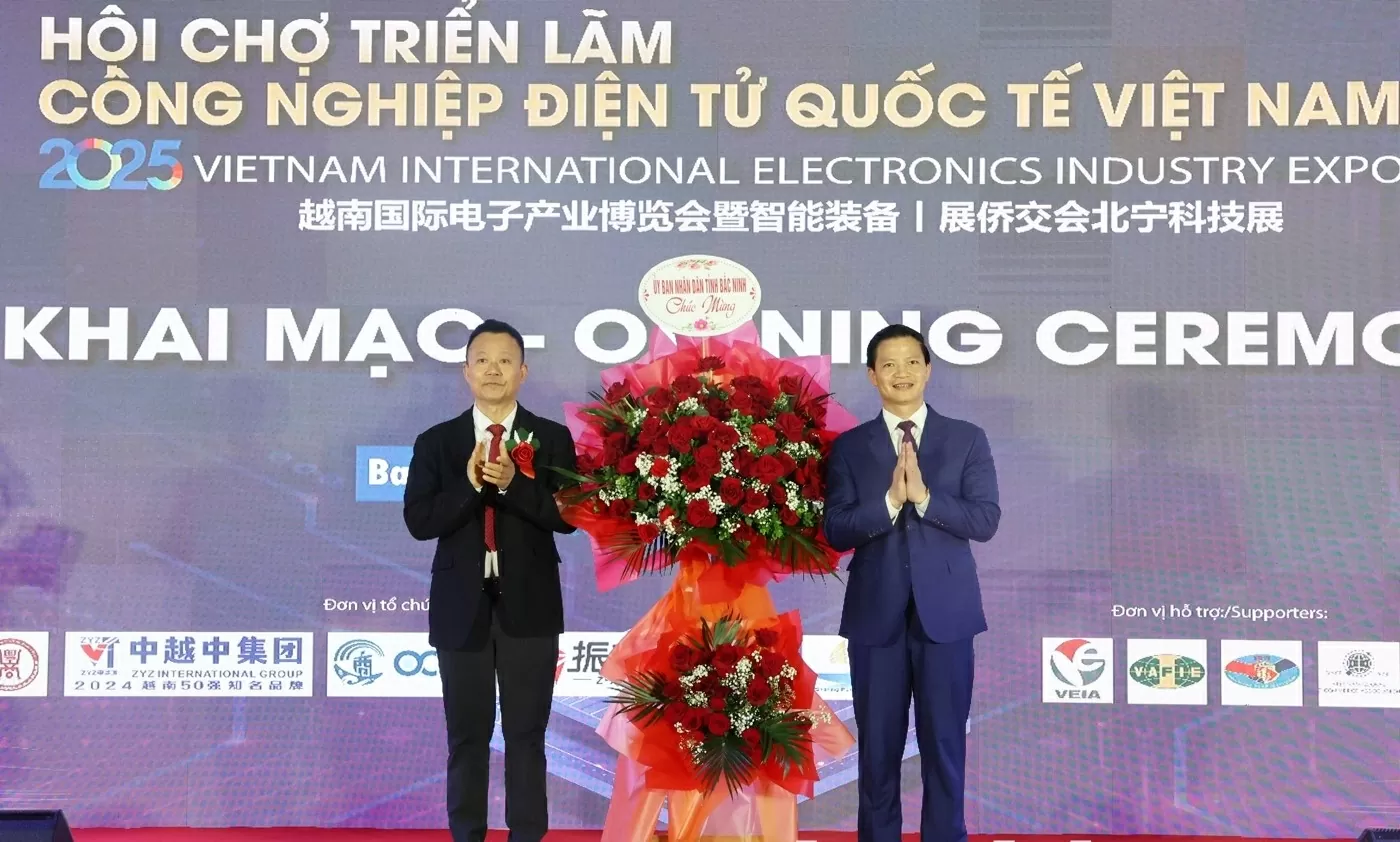 Chủ tịch UBND tỉnh Vương Quốc Tuấn tặng hoa chúc mừng Triển lãm. (Nguồn: Thương hiệu và Công luận)