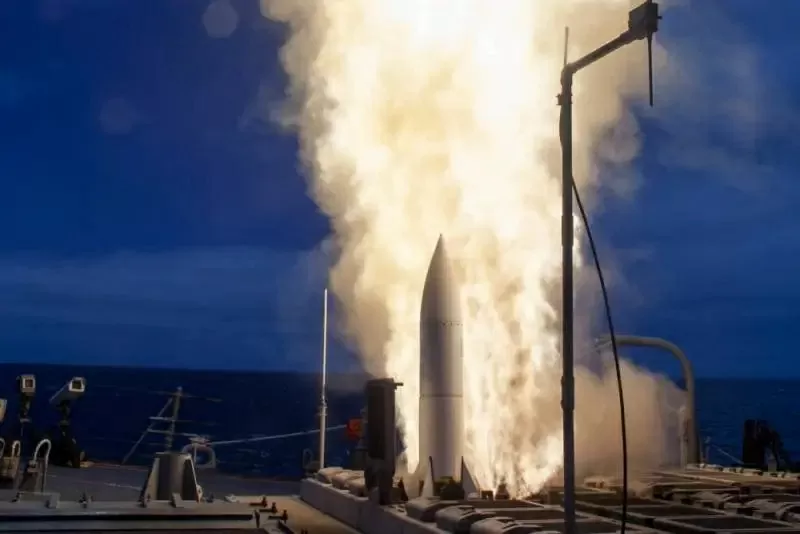 Tàu khu trục USS John Paul Jones (DDG 53) lớp Arleigh Burke phóng tên lửa Standard Missile-6 (SM-6) trong quá trình thử nghiệm vào ngày 27/6/2014: Ảnh: Topwar