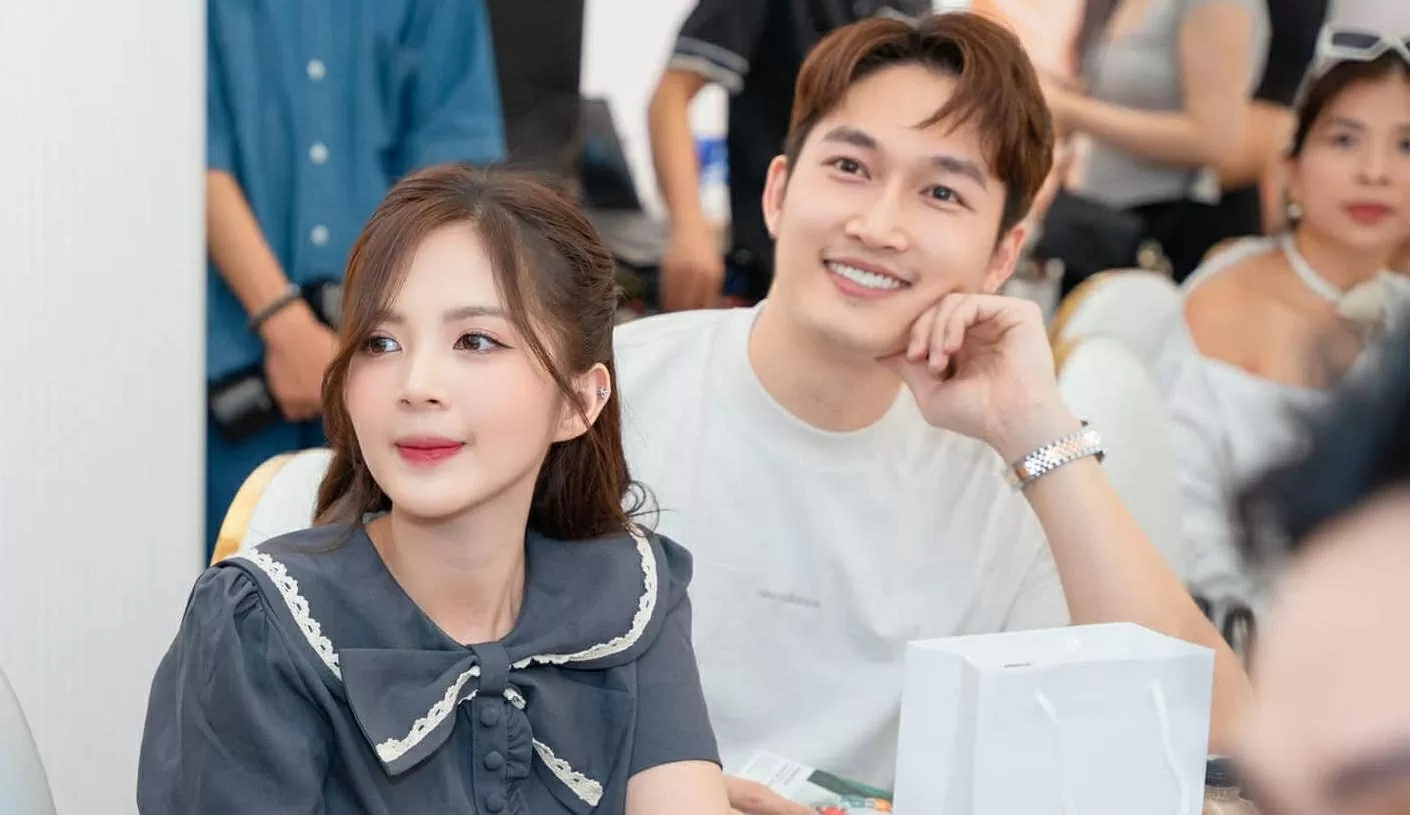 Đình Tú và Nguyễn Hoàng Ngọc Huyền được khen đẹp đôi dù nữ diễn viên thấp hơn bạn trai tới 30cm.