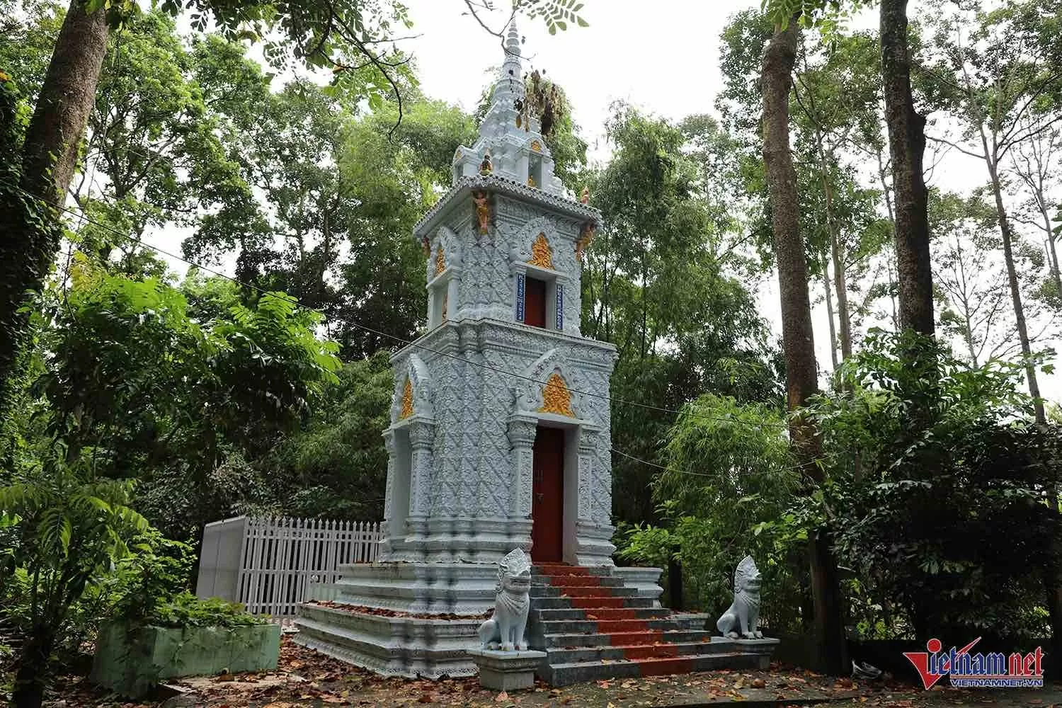 Các bảo tháp trong khuôn viên chùa. Các bảo tháp trong khuôn viên chùa.
