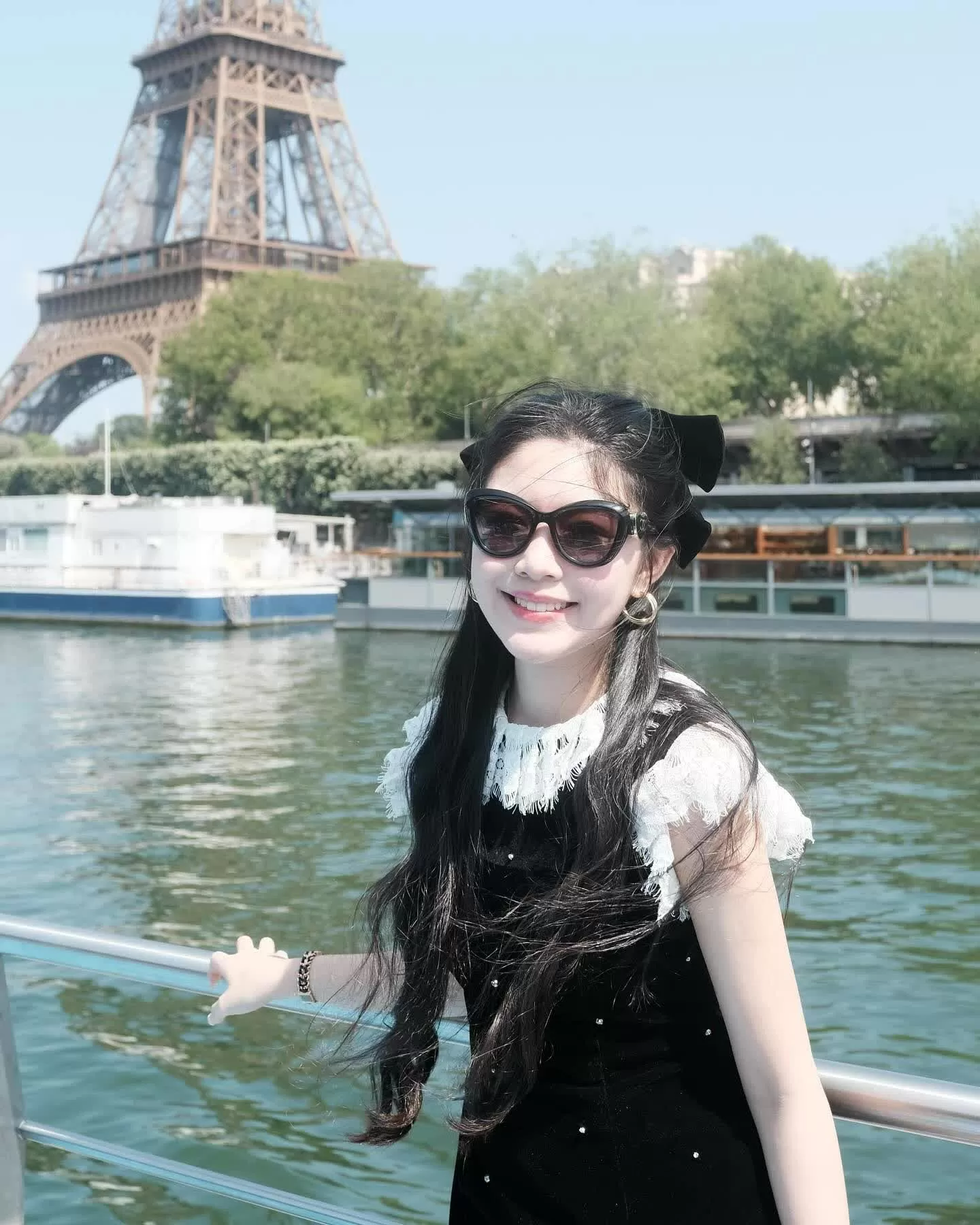 Dù mặc đầm bình dân, con gái Quyền Linh phối cùng cả set phụ kiện hàng hiệu. Dù mặc đầm bình dân, con gái Quyền Linh phối cùng cả set phụ kiện hàng hiệu.