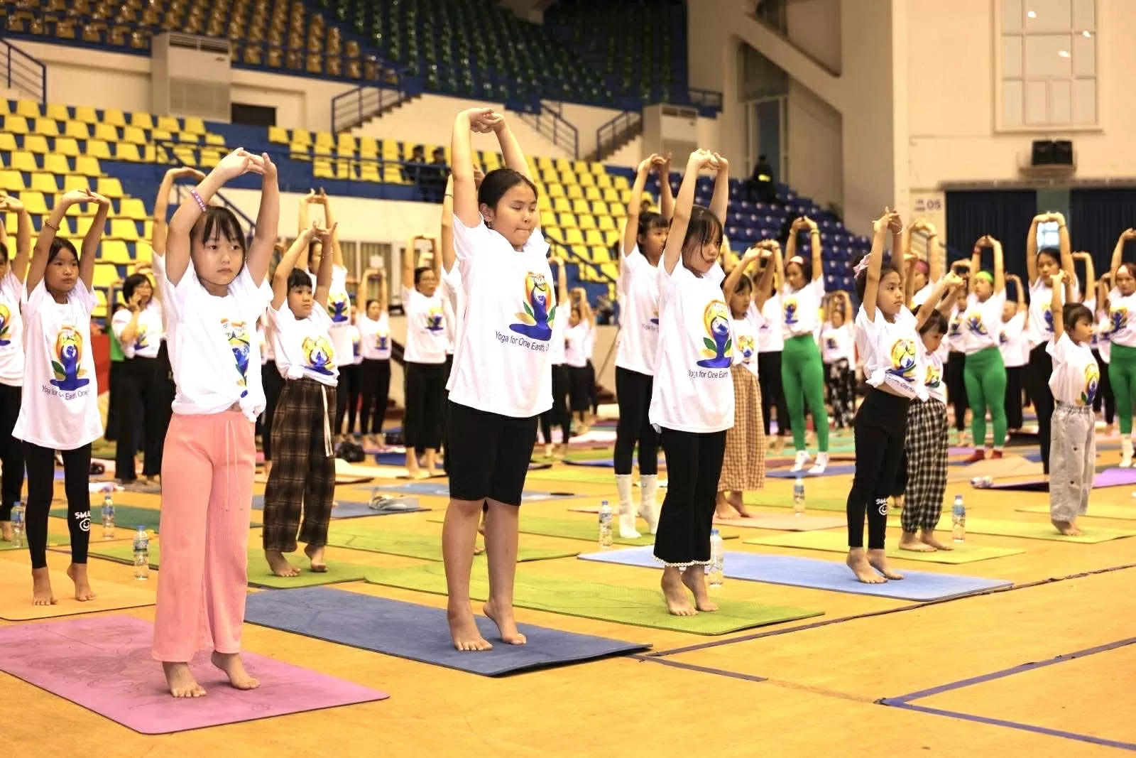 Hình ảnh những lớp học Yoga đông đảo học viên đã trở nên quen thuộc và gần gũi với người dân Việt Nam