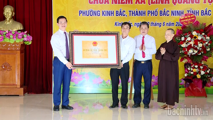 Chủ tịch UBND tỉnh Vương Quốc Tuấn trao Bằng di tích lịch sử - văn hóa cho Ban quản lý di tích chùa Niềm Xá. (Nguồn: BacninhTV)