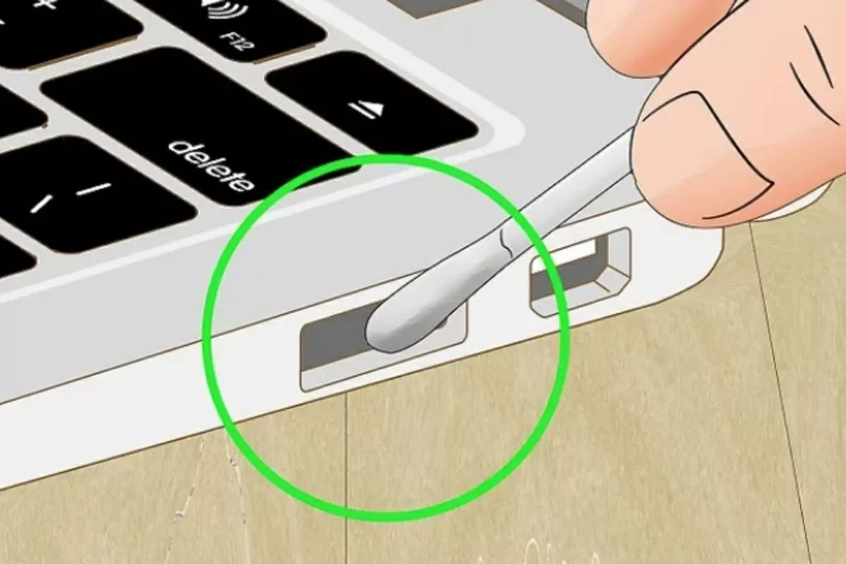 Làm sạch cổng sạc MacBook.