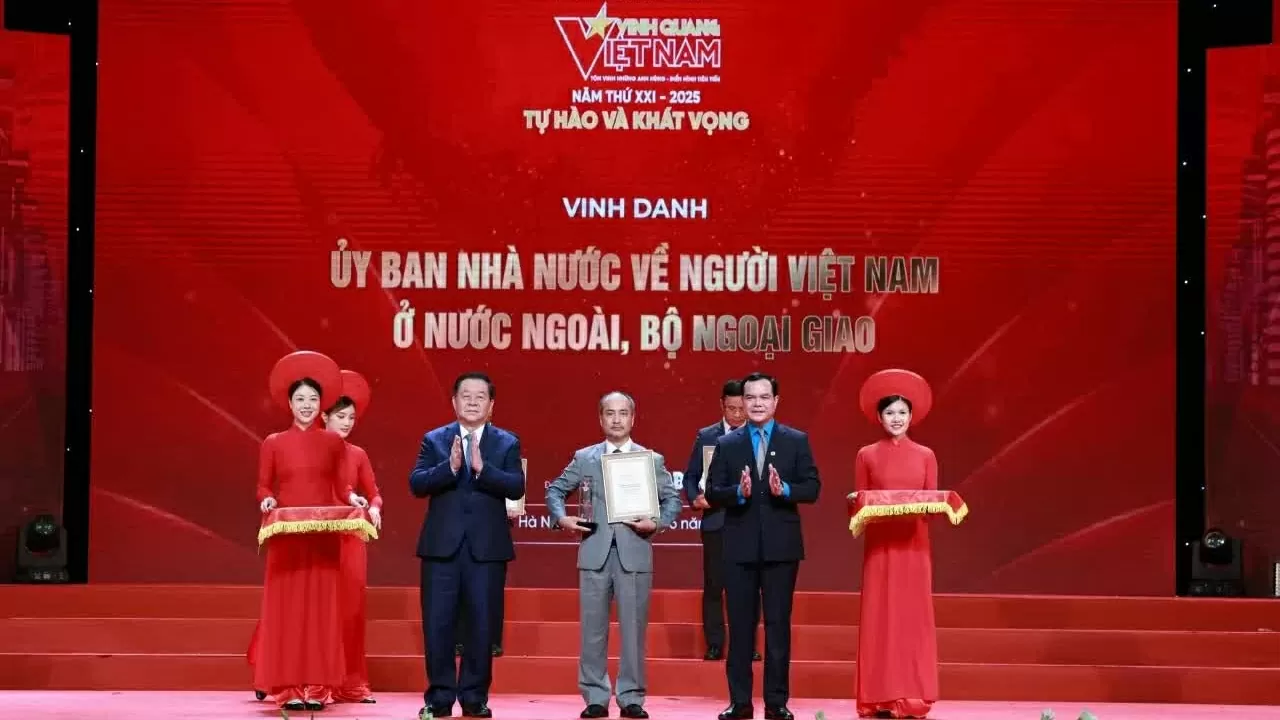 State Committee for Overseas Vietnamese Affairs honoured at ‘Glory of Vietnam 2025’ Program